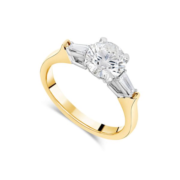 Born unazë ar i verdhë 18k me 1.38ct diamant baguette solitaire